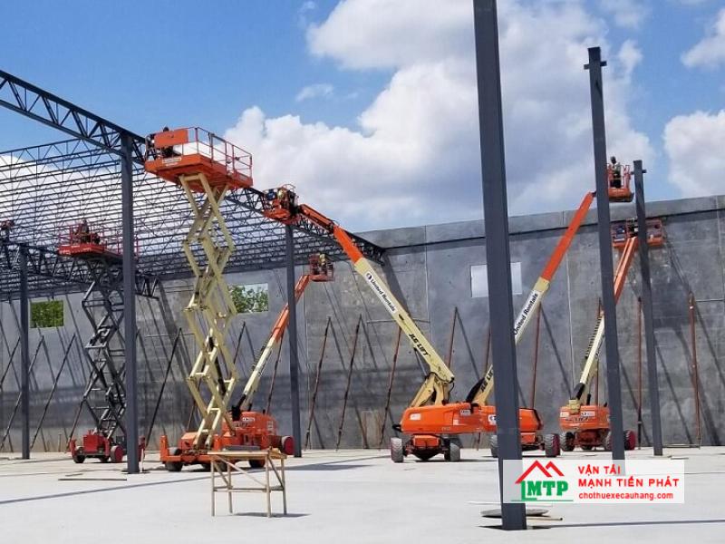 Cho thuê xe nâng người tại Tây Ninh dựng khung sự kiện