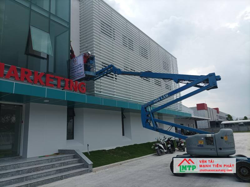 Thuê xe nâng người lau kinh trên cao tại Vũng Tàu