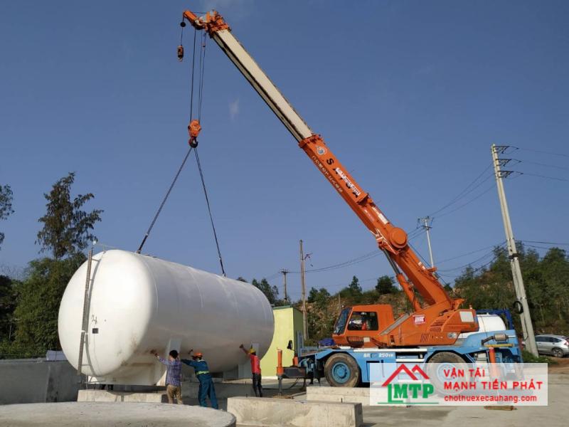 Dùng xe cẩu 25 tấn cẩu bồn chứa kích thước lớn