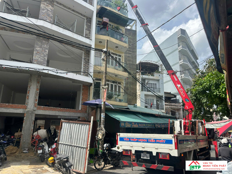 Với các vật liệu như sắt thép, nặng dưới 8 tấn thì nên thuê xe cẩu 10 tấn