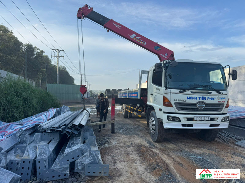 Xe cẩu là phương tiện cơ giới có gắn cẩu tự hành, có thể xoay, nâng hạ hàng hóa nặng linh hoạt