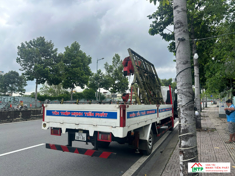 Xe cẩu thùng bánh lốp được sử dụng rất phổ biến trong đời sống