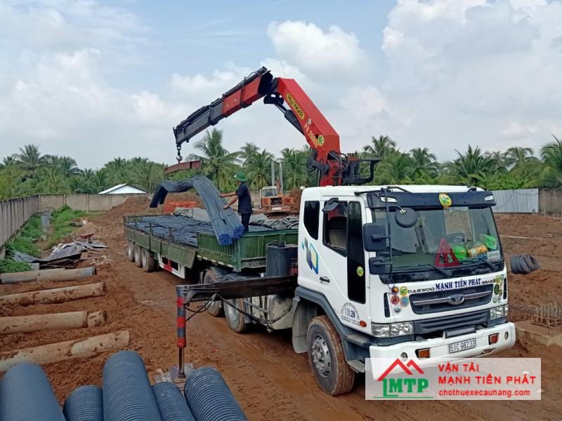 Loại hàng hóa, vị trí làm việc, thời gian thuê,... ảnh hưởng đến giá thuê xe cẩu TPHCM