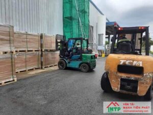 Cho thuê xe nâng rút container tại Quận 4