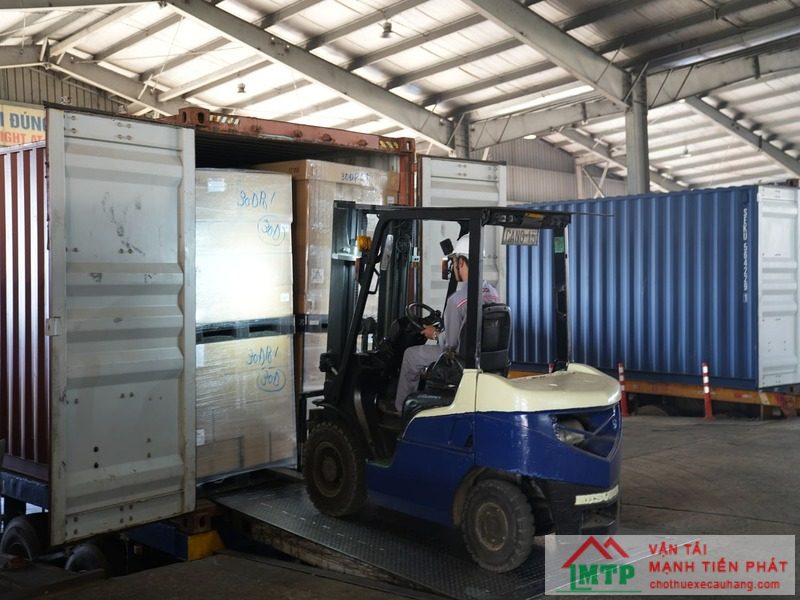 Vận Tải MTP cung cấp dịch vụ cho thuê xe nâng rút container giá tốt