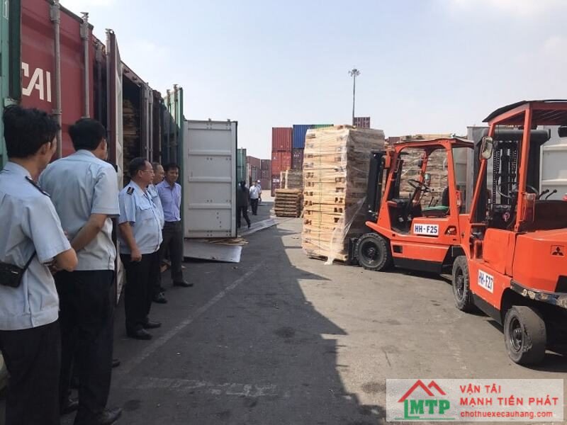 Vận Tải MTP cung cấp dịch vụ nâng rút container uy tín tại Quận 8