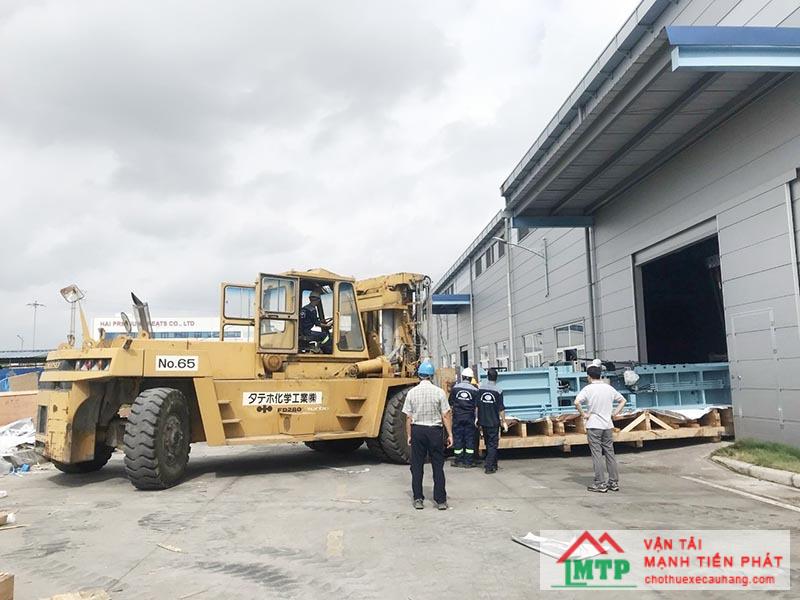 Xe nâng kết hợp xe cẩu rút từ container tại khu vực đường Cách Mạng Tháng 8, Quận 3
