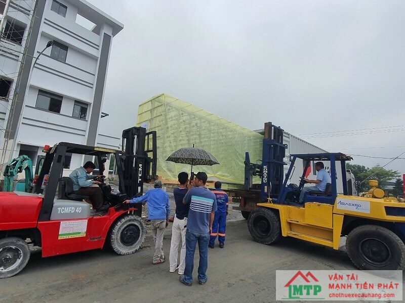 Rút hàng từ container tại kho đường Trường Chinh, phường 15, quận Tân Bình
