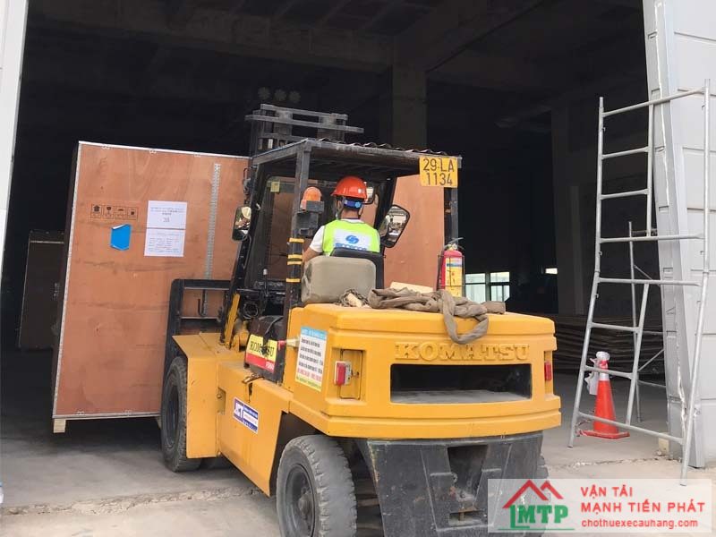 Rút container 40 feet tại kho đường Nguyễn Hữu Cảnh, Quận Bình Thạnh