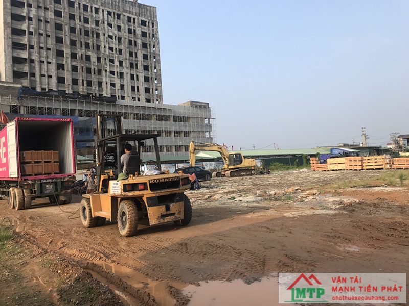 Rút container 40 feet tại kho đường Phan Đình Phùng, phường 2, Phú Nhuận
