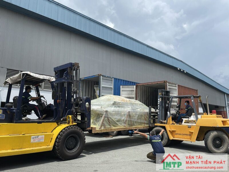 Rút hàng từ container tại kho đường Huỳnh Văn Bánh, phường 11, Phú Nhuận