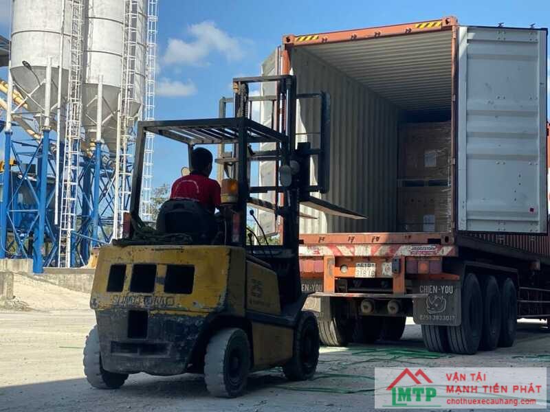 Xe nâng rút container 20 feet tại điểm tập kết đường Nguyễn Kiệm, phường 3, Phú Nhuận