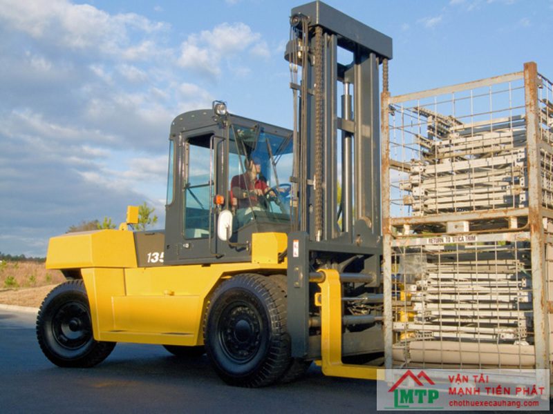 Rút hàng từ container tại kho đường Phạm Văn Chiêu, phường 14, quận Gò Vấp