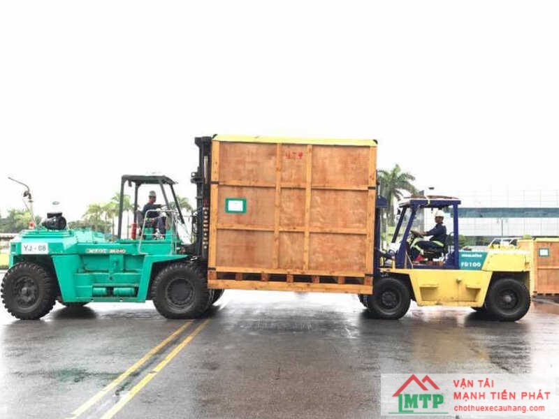 Xe nâng rút container 20 feet tại điểm tập kết Dương Bá Trạc, Quận 8
