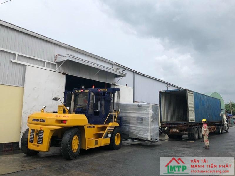 Xe nâng rút thiết bị từ container tại kho hàng TP. Biên Hòa, Đồng Nai
