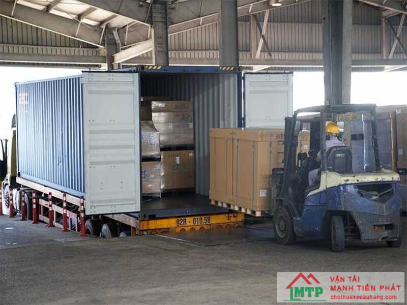 Xe nâng kết hợp xe cẩu rút máy móc tại khu công nghiệp Nhơn Trạch, Đồng Nai