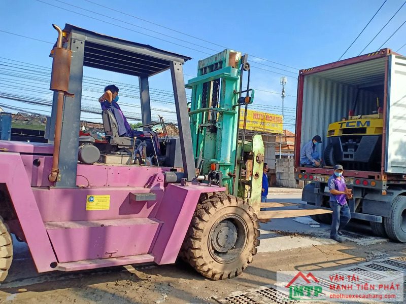 Rút hàng container 40 feet tại kho đường Tân Kỳ Tân Quý, phường Sơn Kỳ, quận Tân Phú