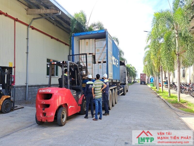 Xe nâng rút container 20 feet tại điểm tập kết đường Trường Chinh, phường Tây Thạnh, quận Tân Phú
