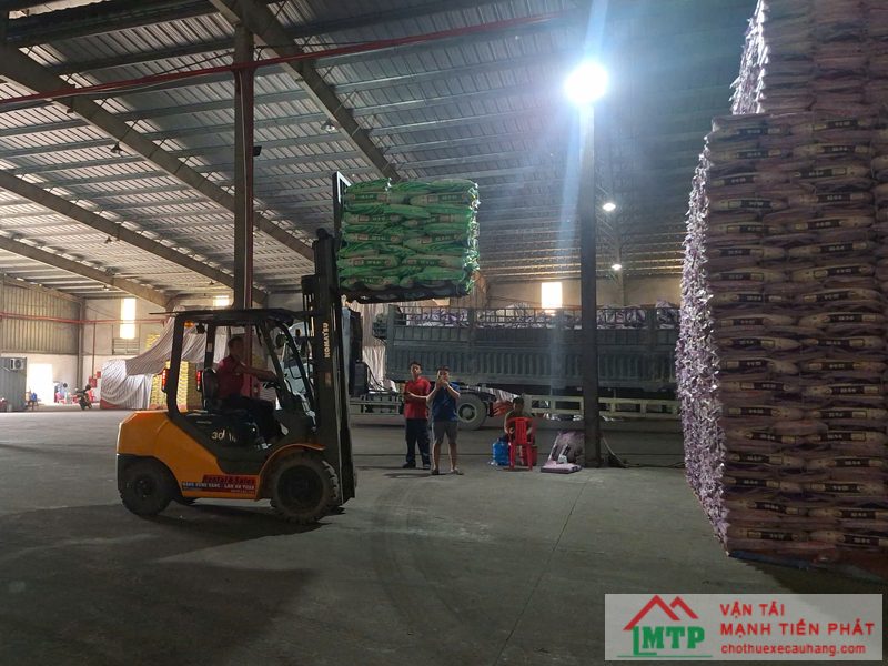 Xe nâng kết hợp xe cẩu rút hàng tại khu công nghiệp Đức Hòa, Long An.
