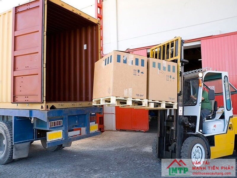 Dịch vụ cho thuê xe nâng rút container của Vận Tải MTP