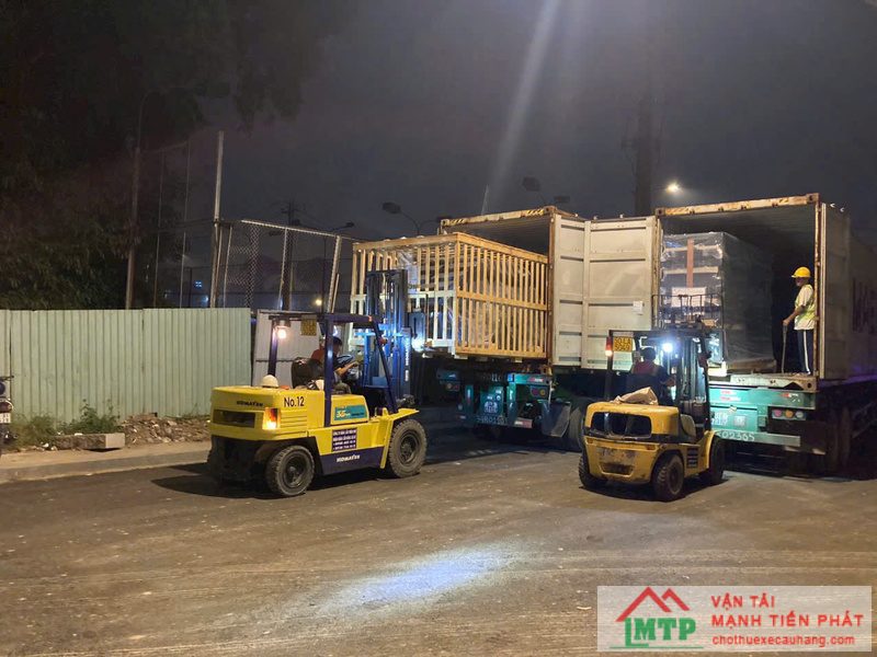 Xe và thiết bị đóng rút container Vận Tải MTP đang khai thác tại Quận 8