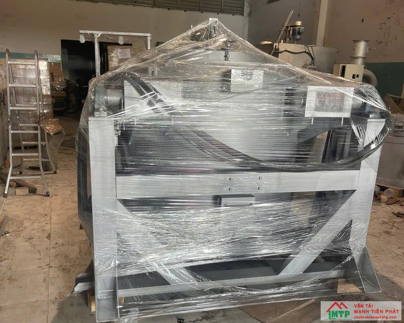 Xe cẩu tự hành 5 tấn giao máy móc sản xuất vào nhà xưởng tại KCN Trảng Bàng