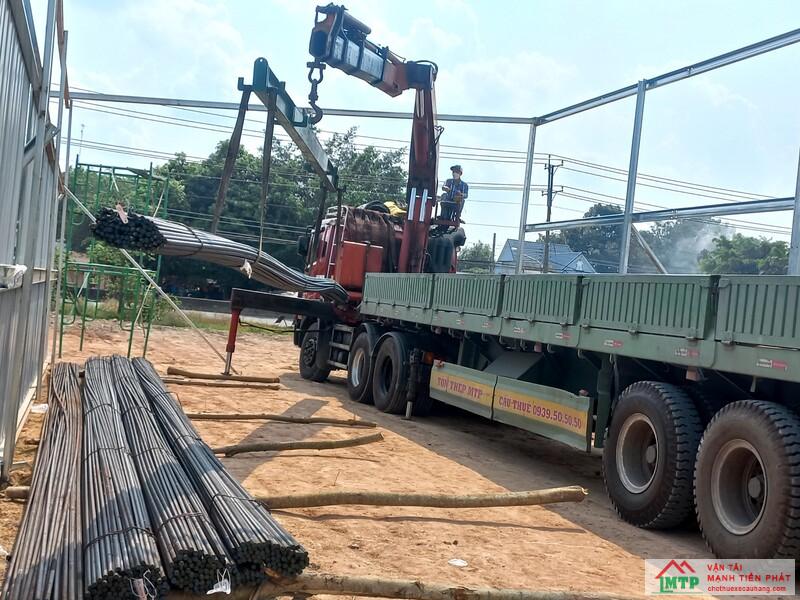 Xe cẩu tự hành 7 tấn cẩu kết cấu thép thi công nhà xưởng tại KCN Phước Đông – Gò Dầu