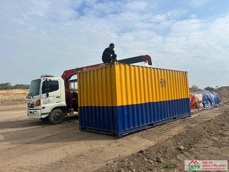 Xe cẩu tự hành 3 tấn hỗ trợ giao hàng pallet tại kho bãi khu vực TP Tây Ninh