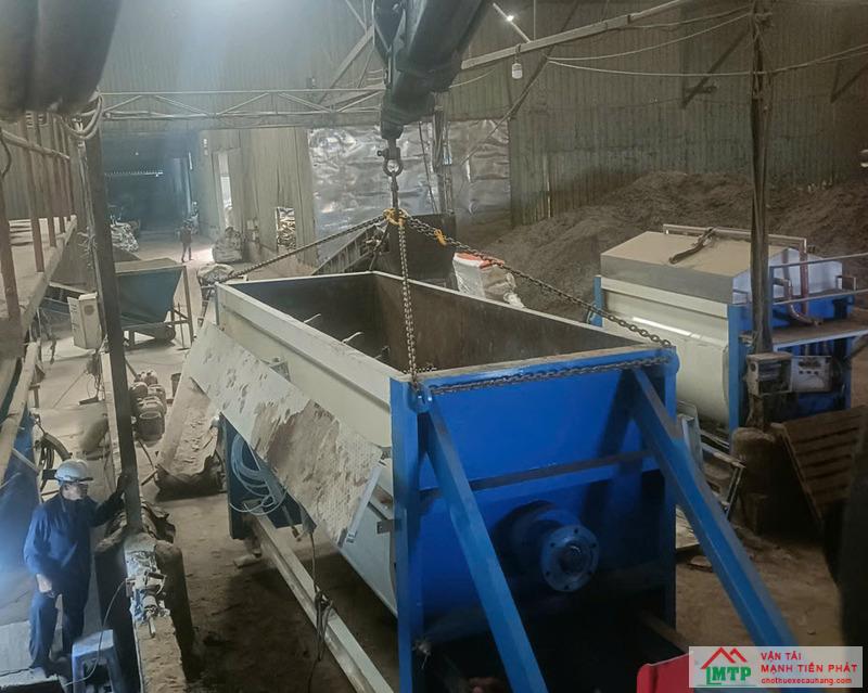 Xe cẩu tự hành 5 tấn vận chuyển và cẩu thiết bị cơ khí tại tuyến QL22 – Trảng Bàng