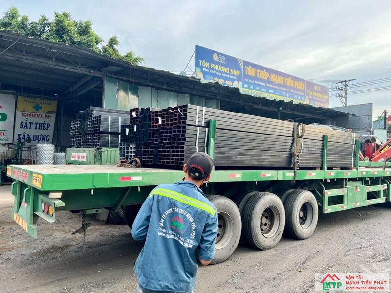 Xe cẩu tự hành 5 tấn dùng để cẩu vật liệu xây dựng tại Đức Hòa, Long An