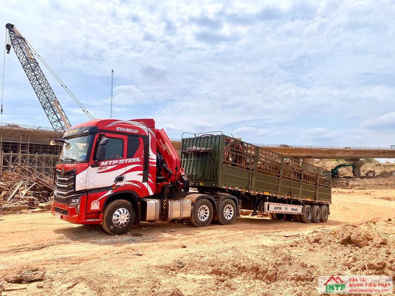 Xe cẩu tự hành 6 tấn dùng để di chuyển máy móc tại Cần Giuộc, Long An