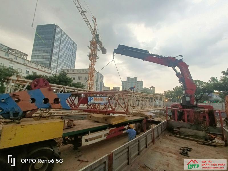 Xe cẩu tự hành 8 tấn dùng để bốc dỡ hàng hóa tại Bến Lức, Long An