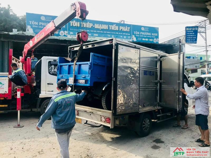 Xe cẩu tự hành 10 tấn dùng để nâng hạ thiết bị tại Tân An, Long An
