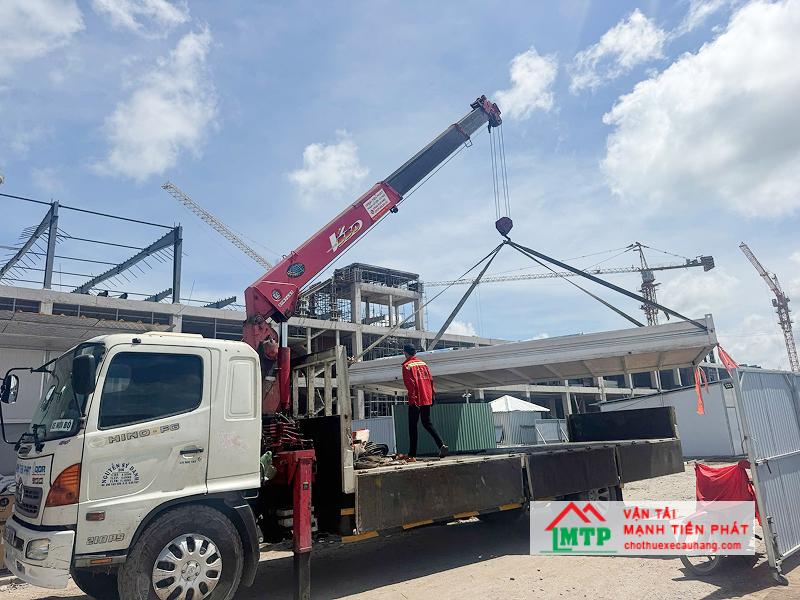 Dịch vụ cẩu thiết bị máy móc cho các nhà máy sản xuất tại Khánh Hòa