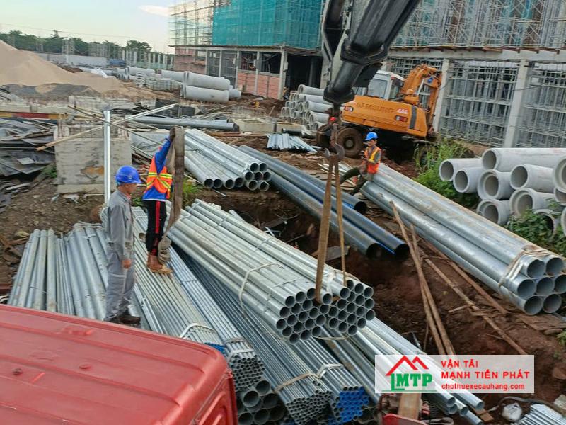 Dịch vụ cho thuê xe cẩu tự hành 2 - 5 tấn tại Đắk Lắk cẩu vật tư xây dựng