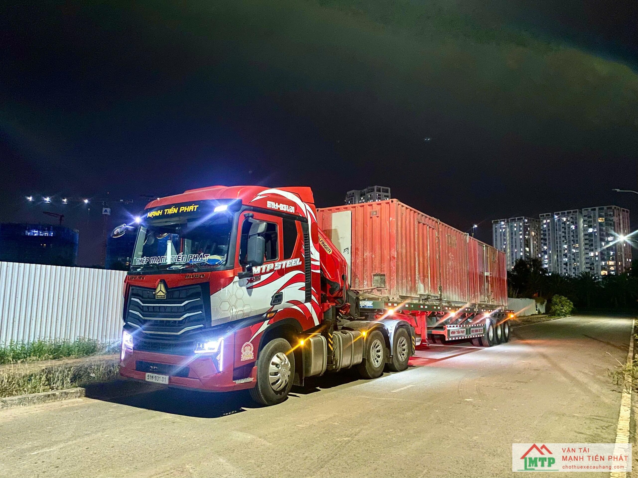 Xe cẩu thùng phục vụ nâng hạ container tại KCN Đông Bắc Sông Cầu