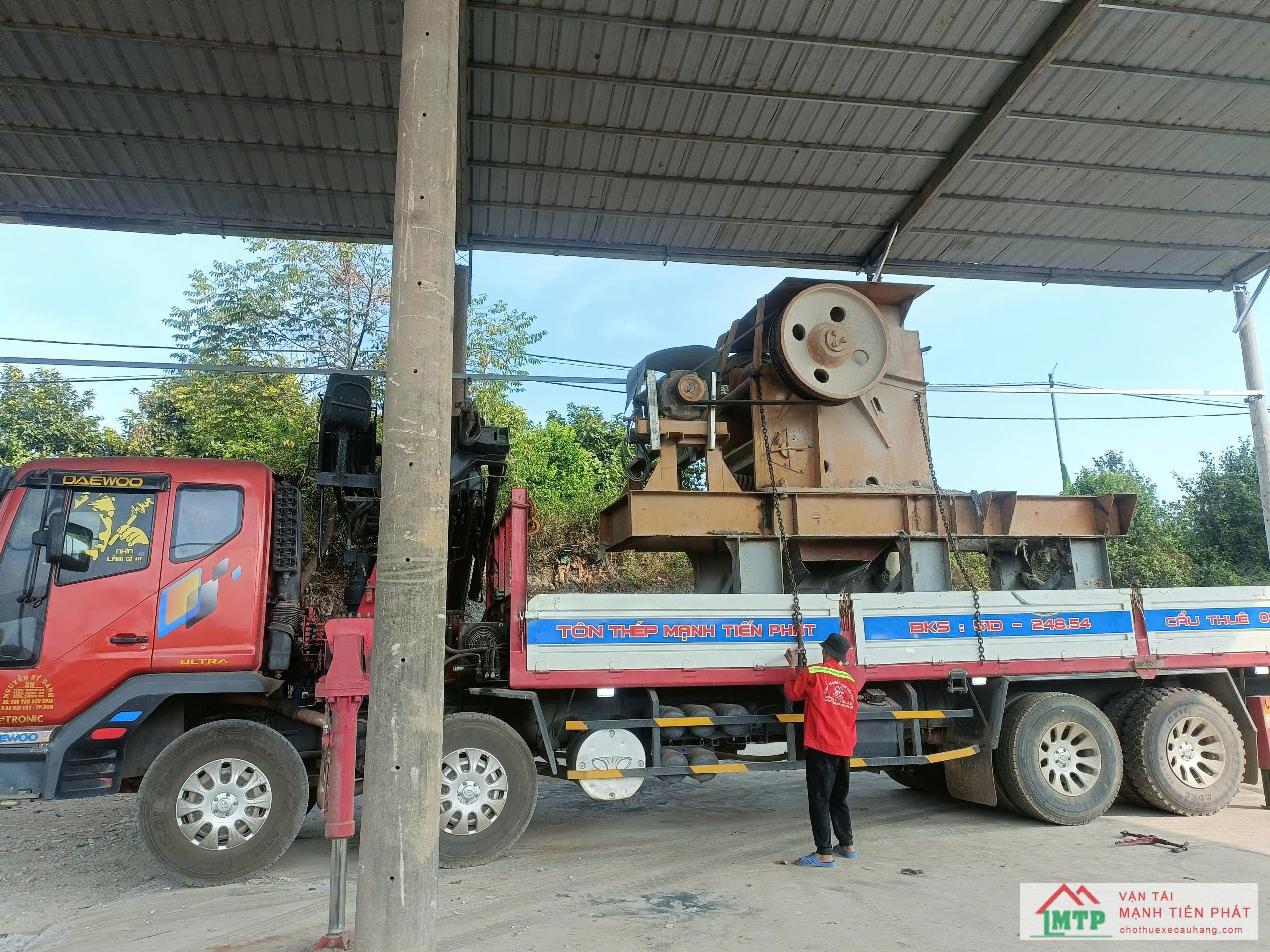 Vận chuyển và bốc dỡ máy móc an toàn tại Thị trấn Hai Riêng, Sông Hinh
