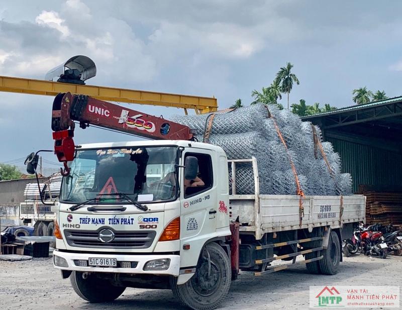 Nâng hạ kết cấu thép, vật liệu xây dựng tại công trình dân dụng.