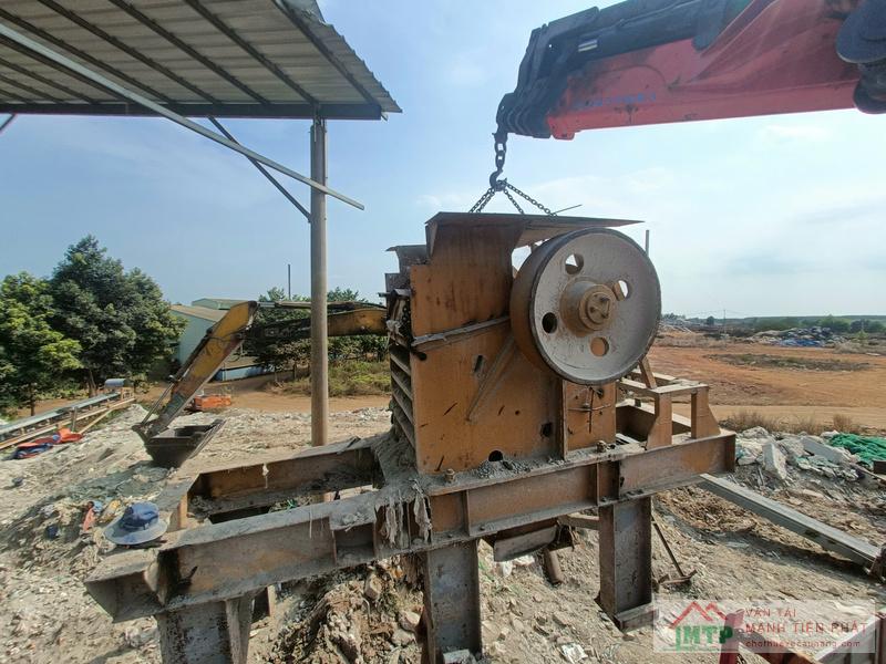 Xe cẩu 11 tấn nâng hạ máy móc công nghiệp phục vụ lắp đặt trong nhà xưởng
