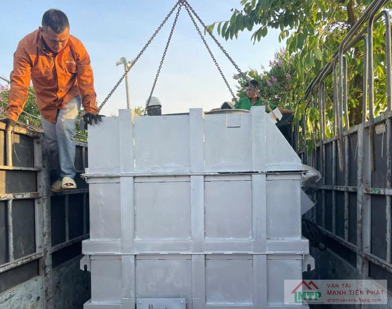 Xe cẩu 16 tấn bốc dỡ và đưa máy phát điện công nghiệp vào vị trí lắp đặt tại KCN Đức Hòa, Long An