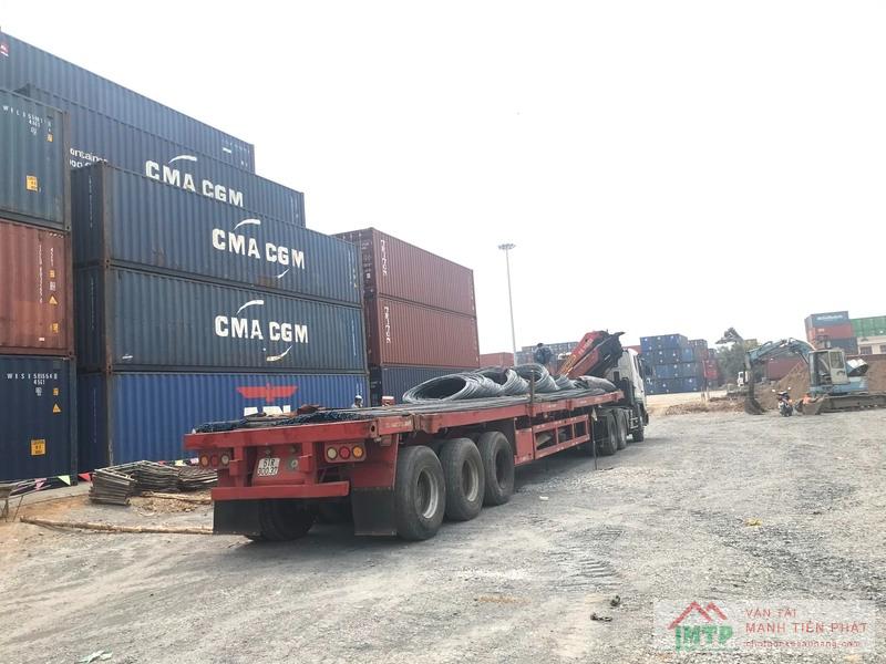 Bốc xếp cuộn thép lớn di chuyển qua nhiều khu vực kho tại Long An