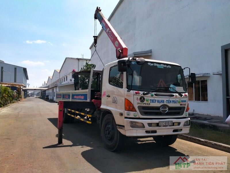 Xe cẩu 7 tấn nâng hạ máy phát điện và thiết bị cơ điện tại tòa nhà văn phòng