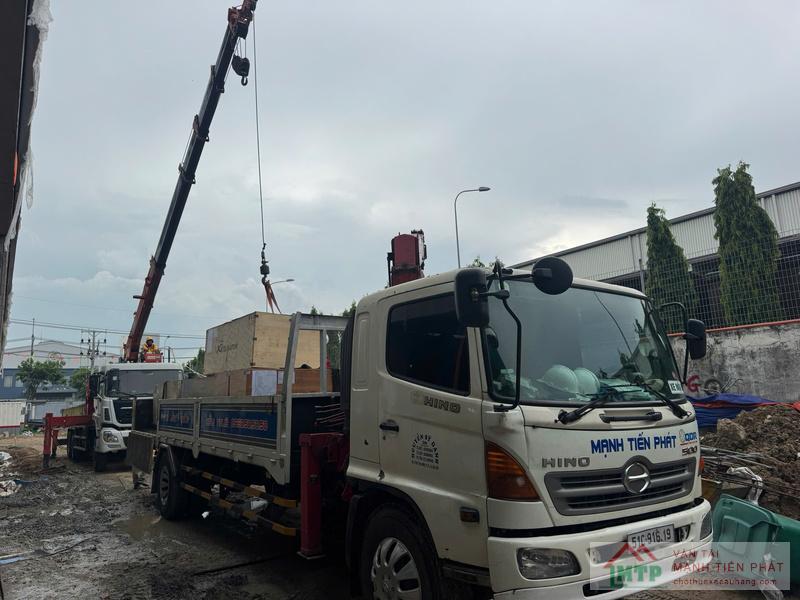 Xe cẩu 7 tấn bốc dỡ hàng hóa nặng tại kho bãi và khu logistics