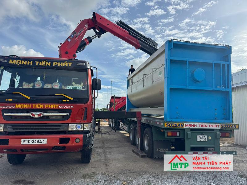 Cẩu máy móc, thiết bị sản xuất di dời vào nhà xưởng tại Khu công nghiệp Suối Dầu, Khánh Hòa