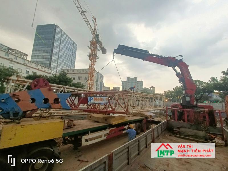 Dịch vụ cẩu khung thép, kết cấu nhà xưởng phục vụ thi công công trình tại Khánh Hòa