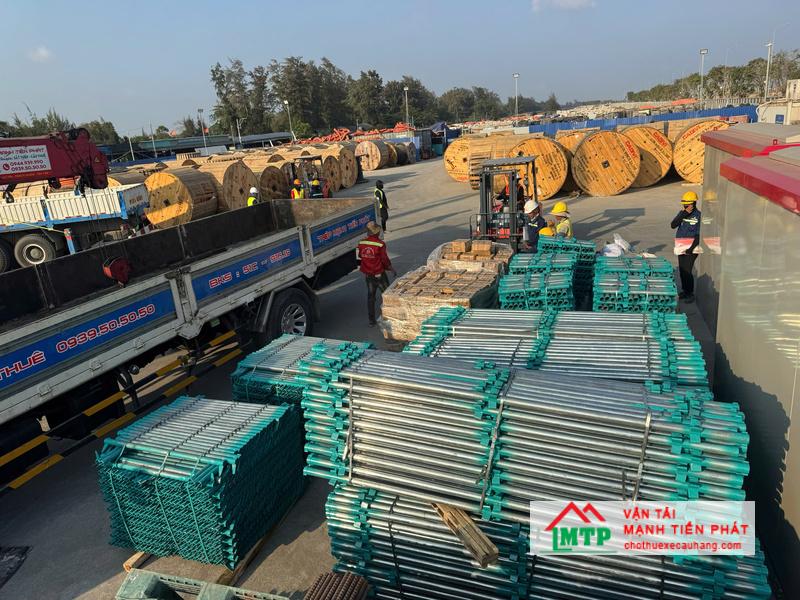 Cẩu vật tư xây dựng đến cho công trình khu vực Cam Lâm, Khánh Hòa