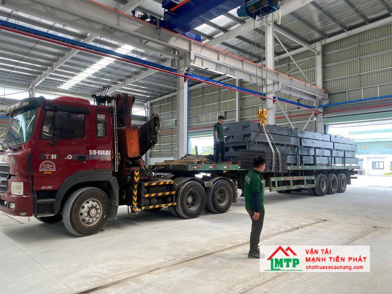 Vận chuyển và cẩu kết cấu thép tiền chế tại khu công nghiệp trên địa bàn Khánh Hòa