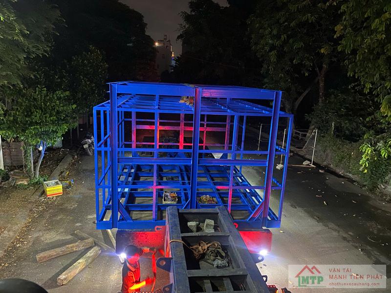 Xe cẩu 13 tấn lắp đặt máy móc công nghiệp và dây chuyền sản xuất trong nhà xưởng