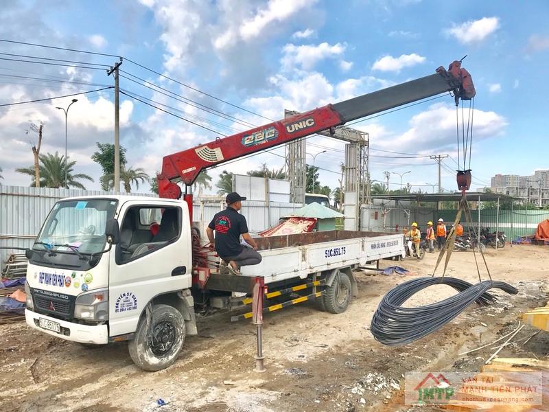 Xe cẩu 14 tấn cẩu kết cấu thép tiền chế phục vụ thi công nhà xưởng tại KCN Nhơn Trạch, Đồng Nai
