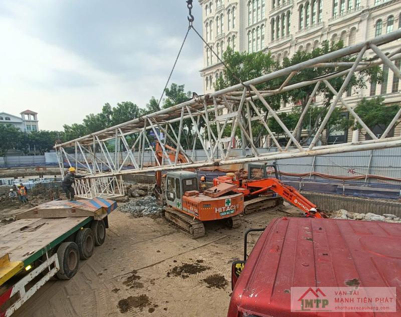 Xe cẩu 14 tấn bốc dỡ máy phát điện công suất lớn từ xe đầu kéo xuống công trình tại TP. Thủ Đức